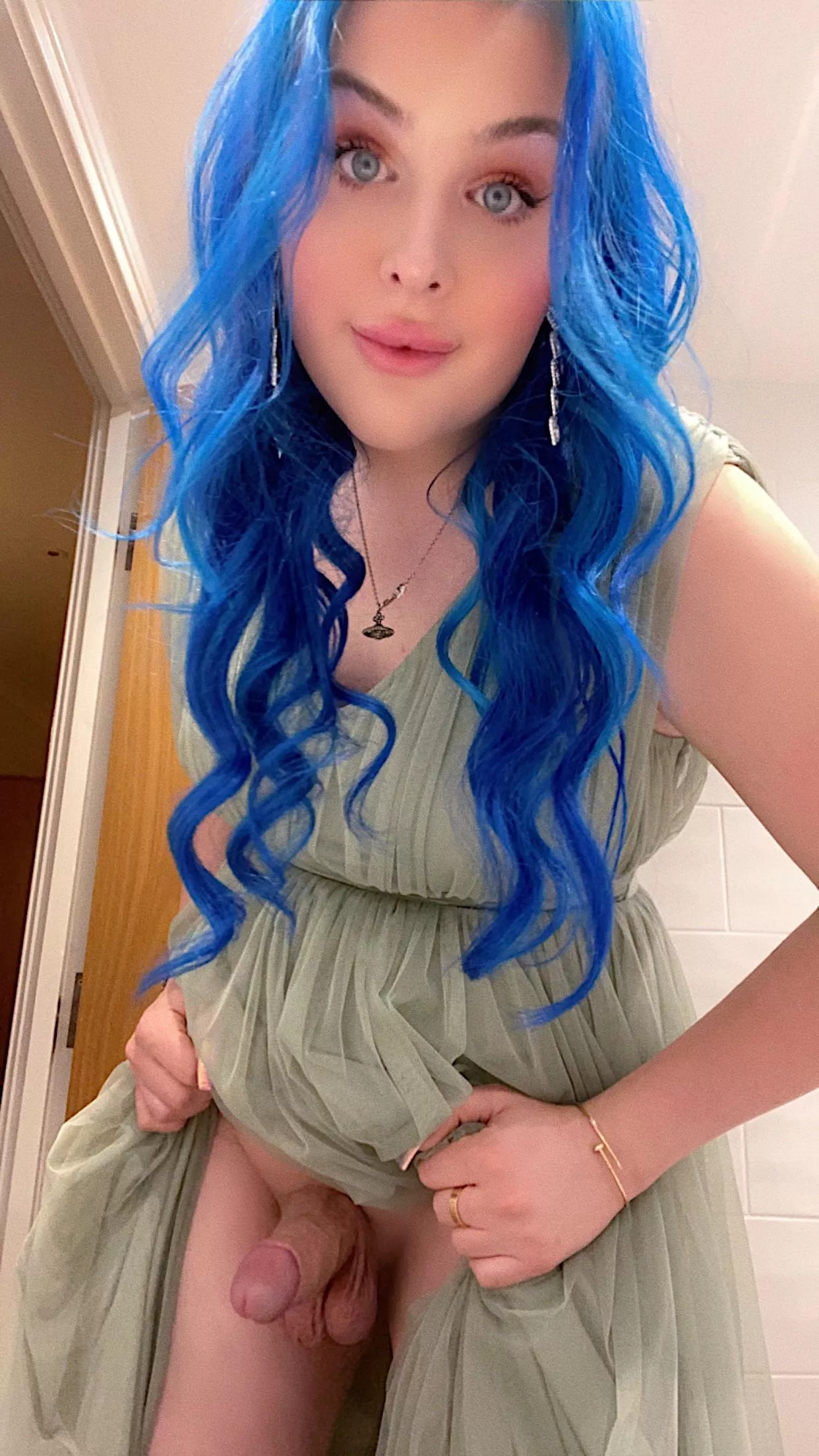 Would you my blow my bridesmaid dick at the wedding ?