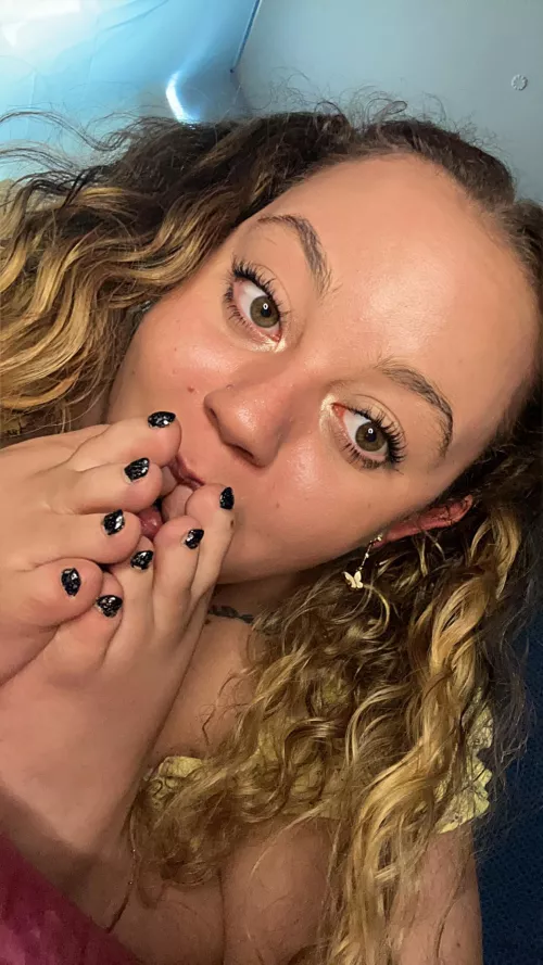 You love it when I put my toes in my mouth, don’t you? 👣