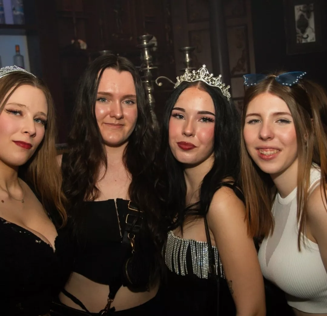 [4] pick one for a facefuck