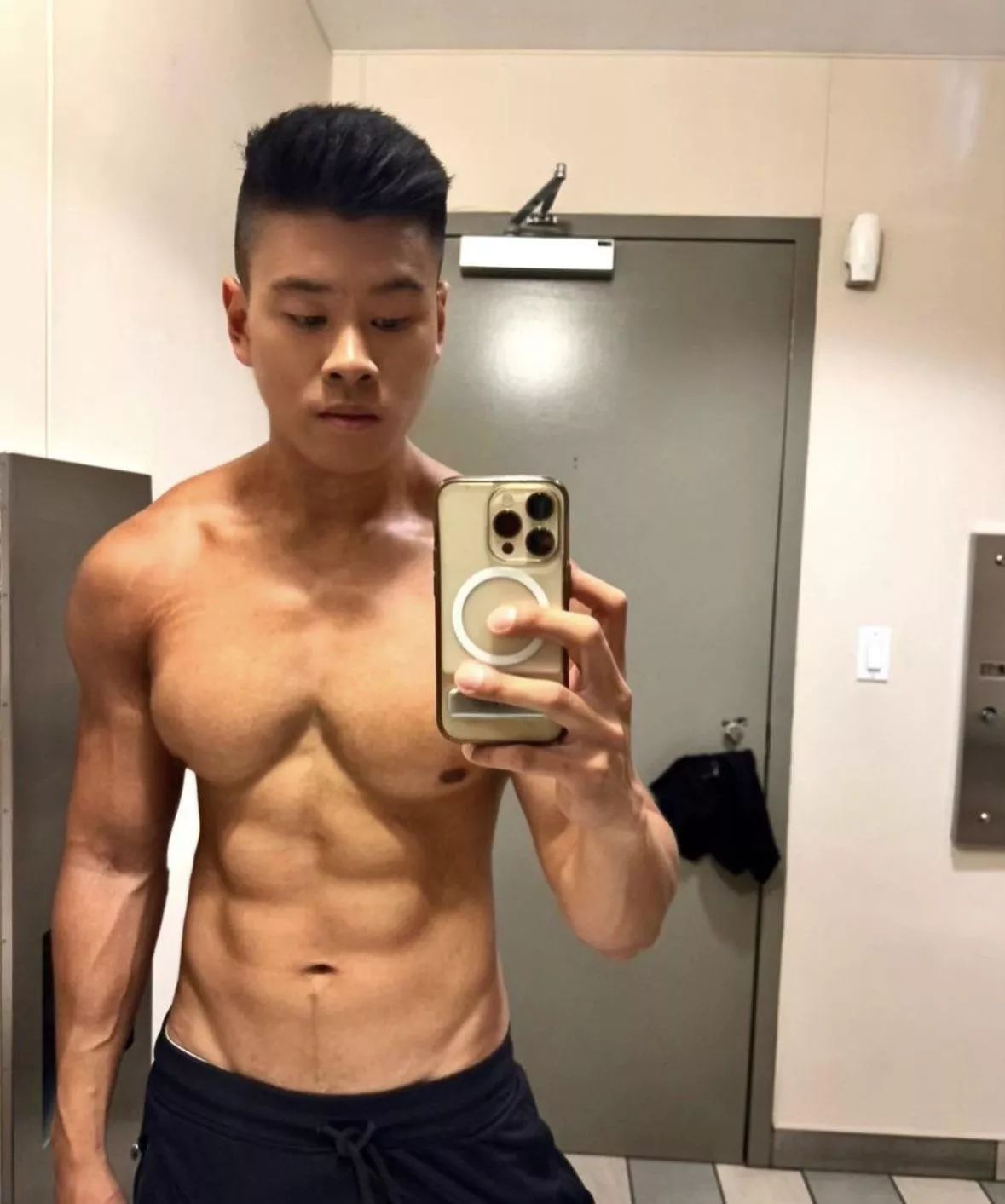 “Bro, how’s the gym pump? Think she’d like it?”