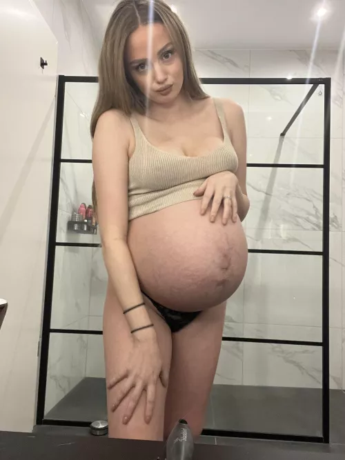 Ever played with a pregnant belly? 💦💕
