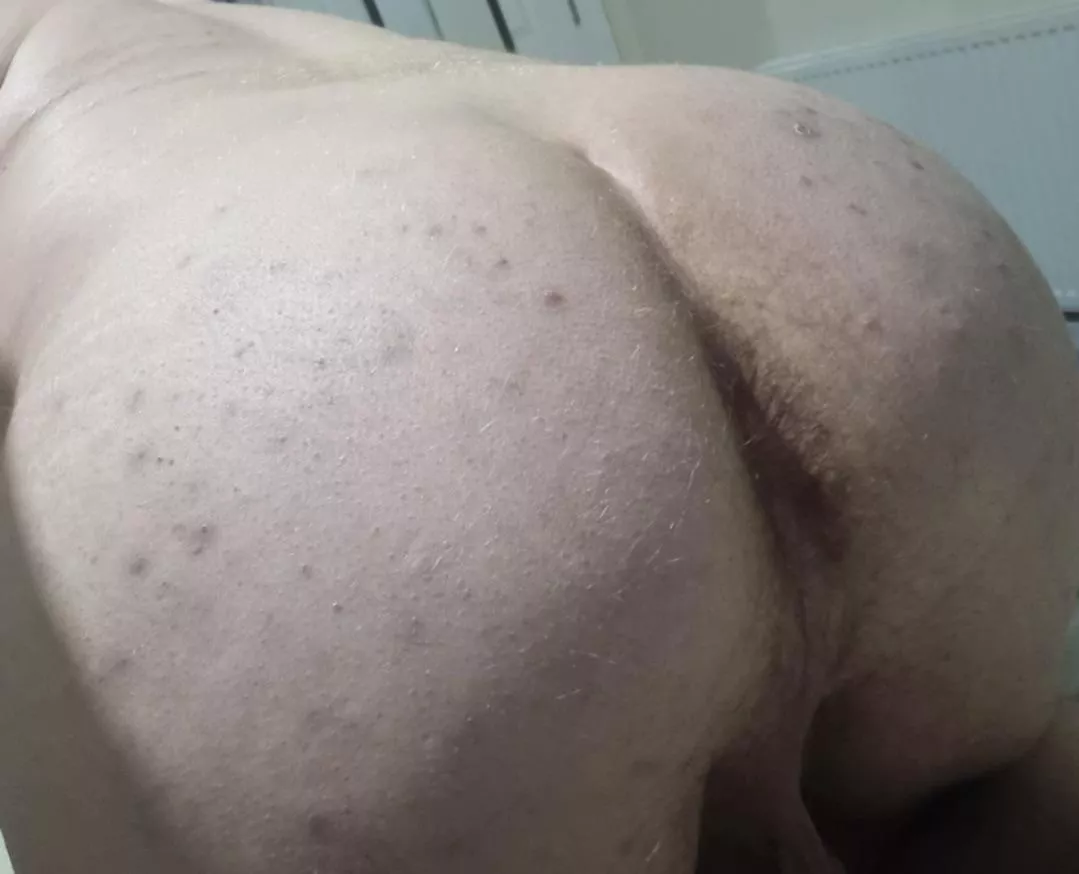 Hope you all like my ass 😅 28mUK, DMs open 🥰