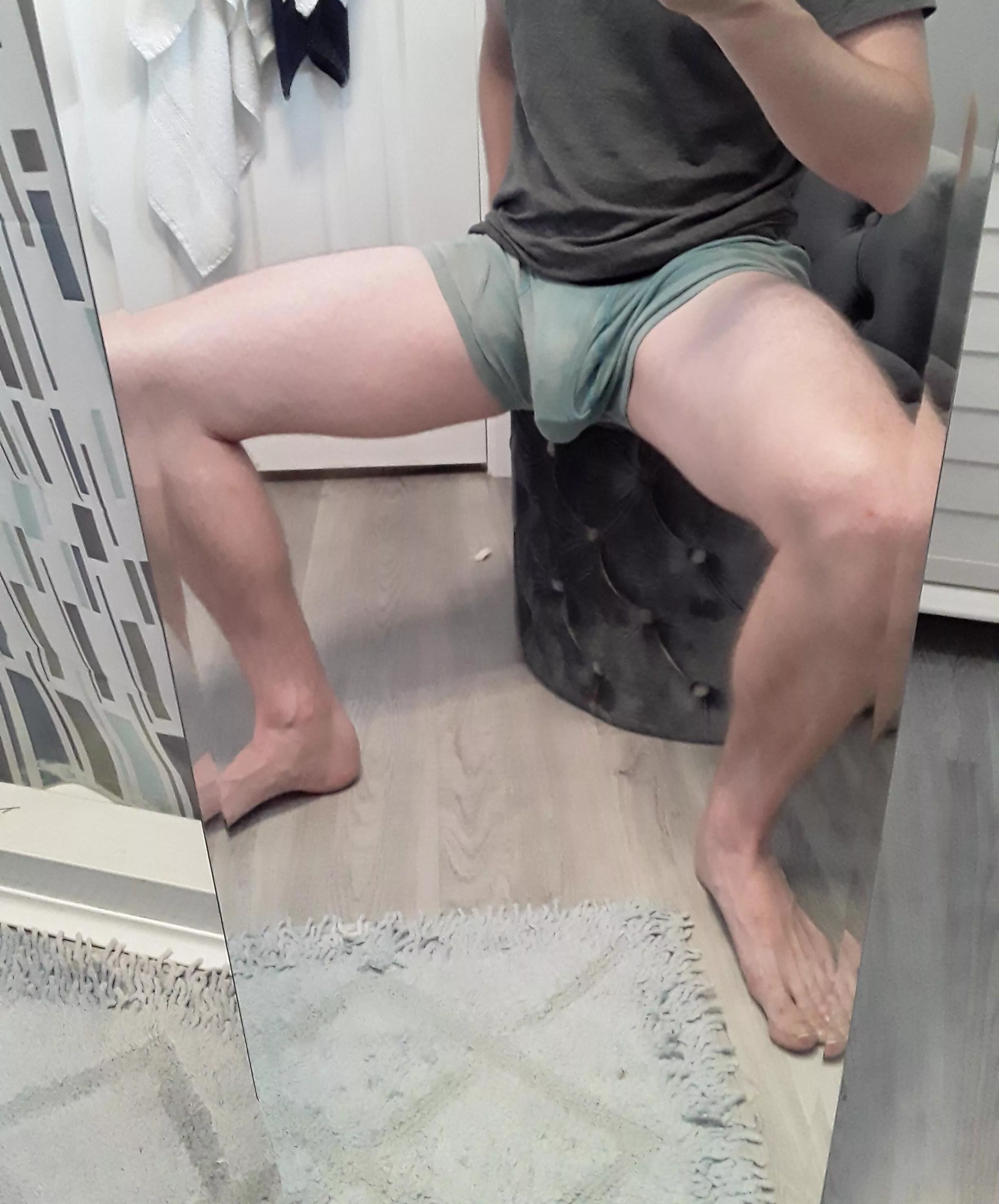 Legs and a fat bulge 😋