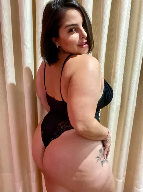 Natural beauty creates a busty MILF.