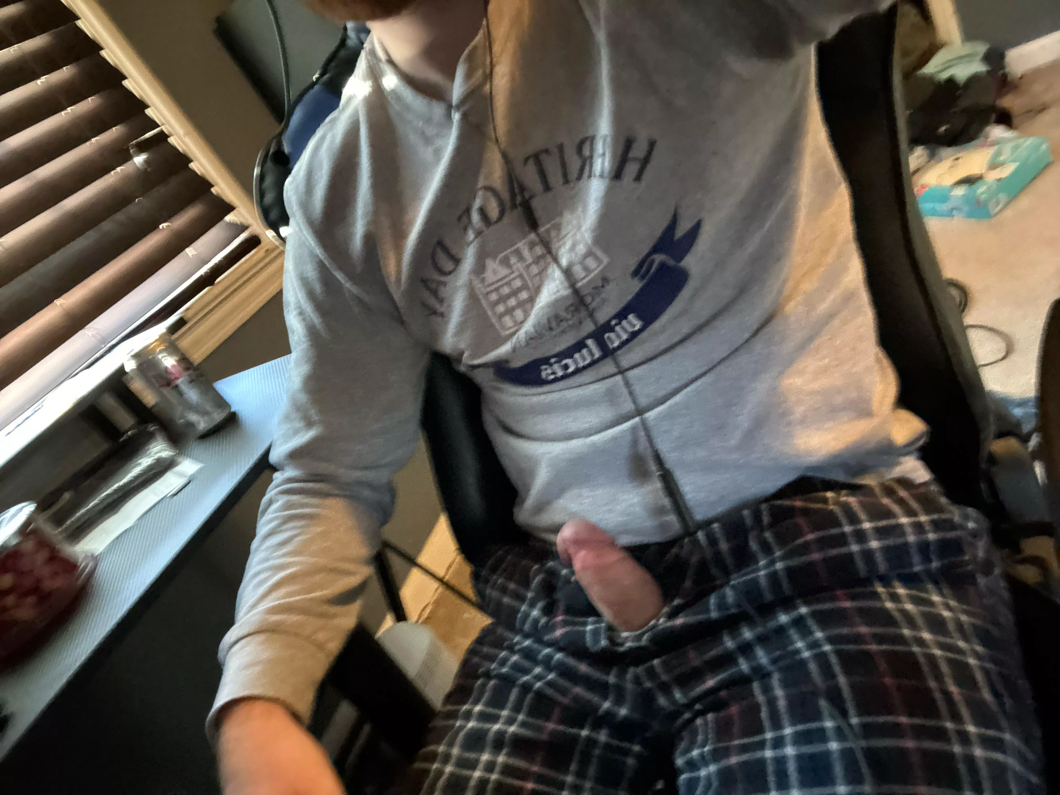 U see this poking out of my pants while gaming… how will you react?