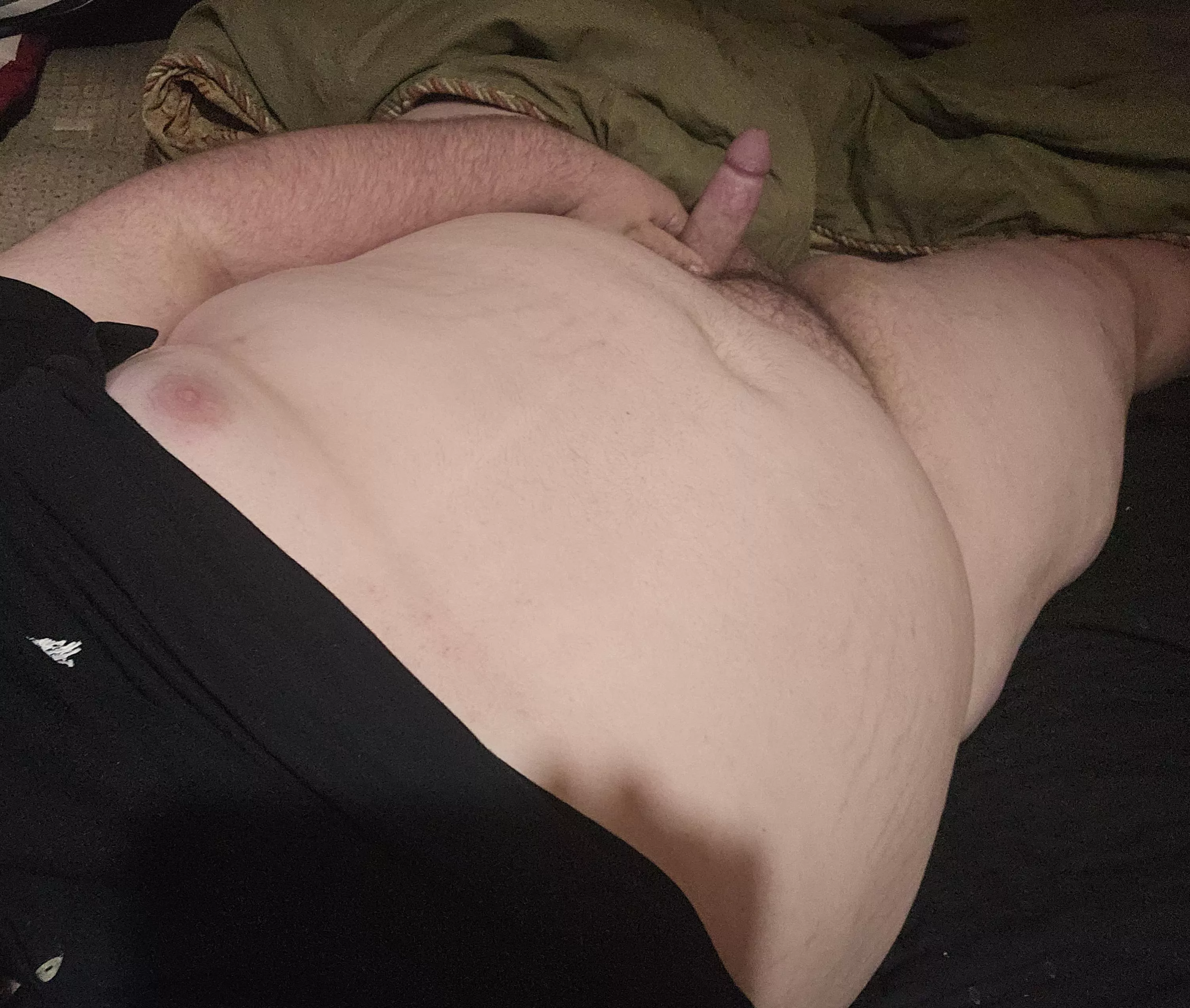 Would love for a bbw to pin me down against this bed and fuck me like she hates me.
