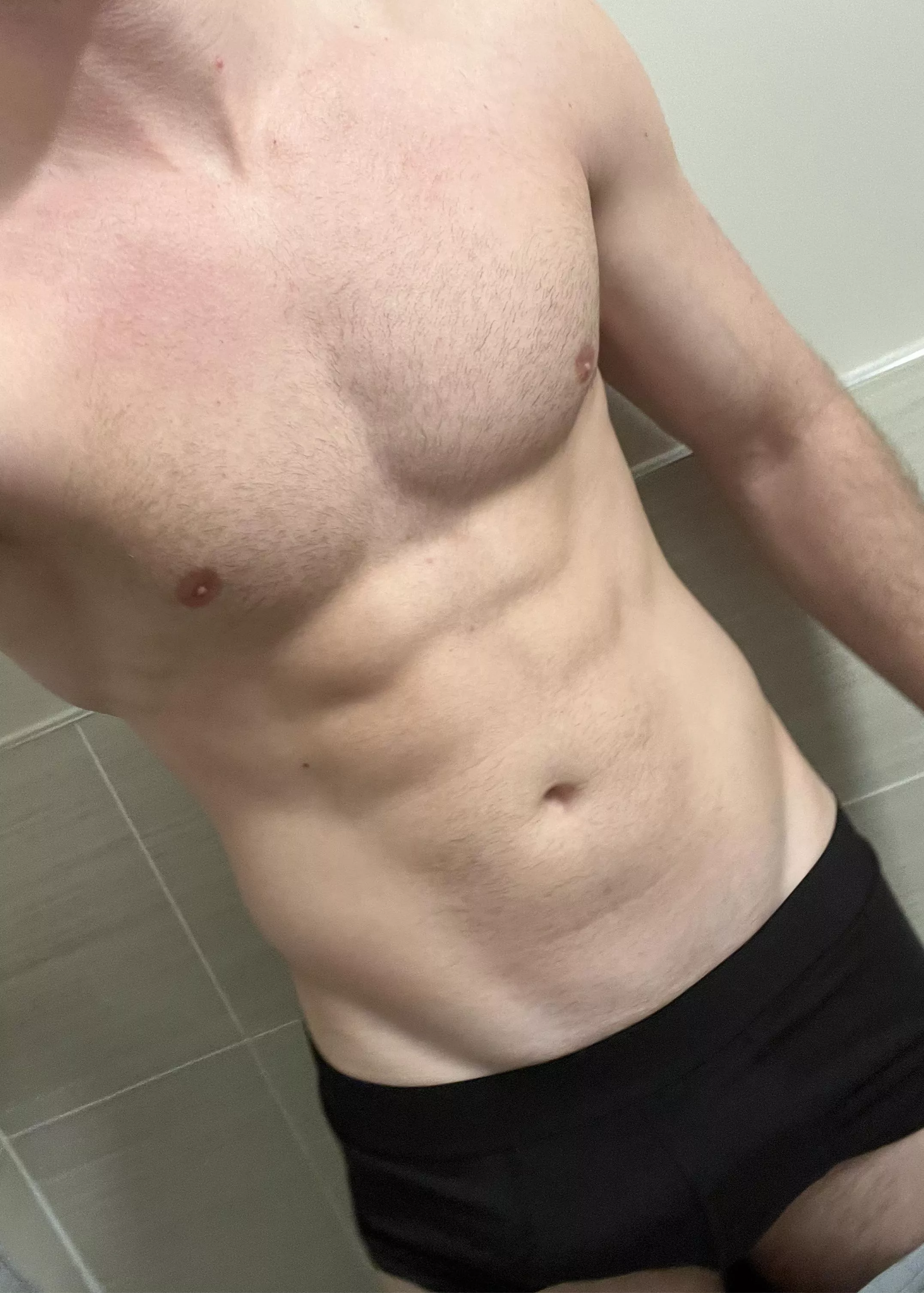 24 dom top, very fit. Looking for fem/smooth bottoms younger than me. Snap: maxxblakey