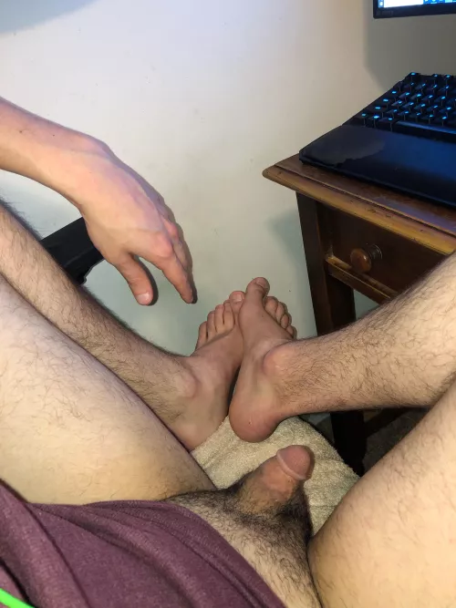 26 any Latino/Arab dudes into piss and feet/hair and wanna be messy with me pissing and cumming on ourselves hmu ;) kitret63