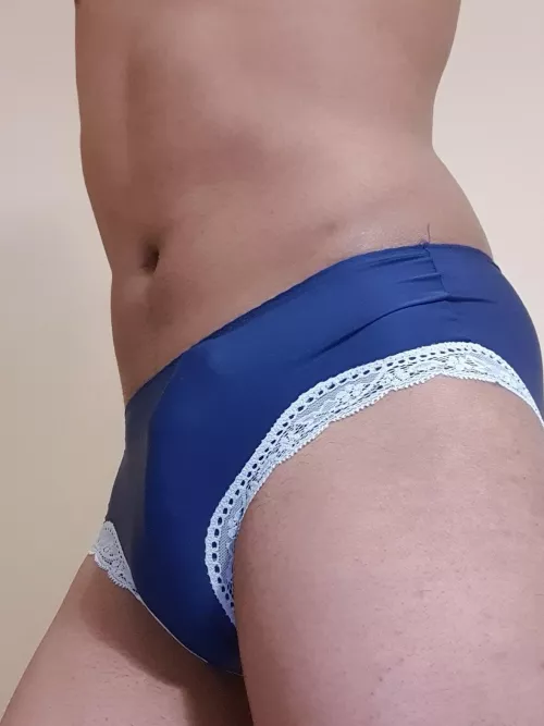 A cute little bulge