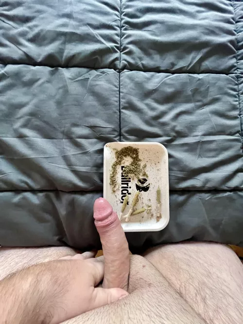 All set for (m)y Sunday night, bong and pre—rolls 😏