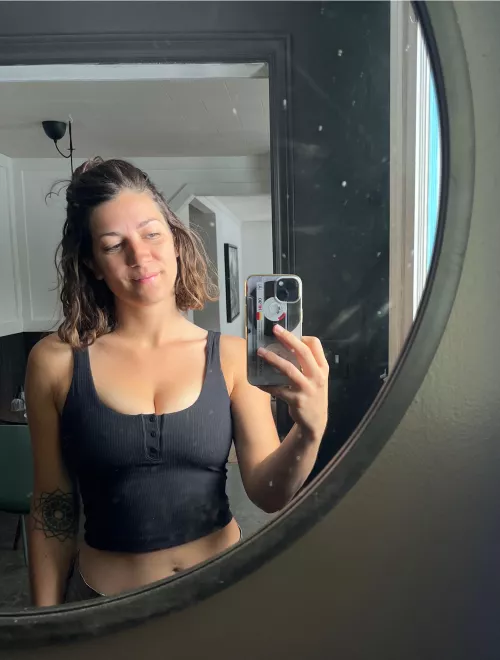 Bursting from this tank top 💥