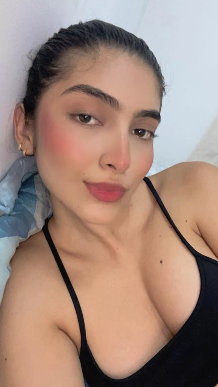 Come and chill with this pretty babe IUTR