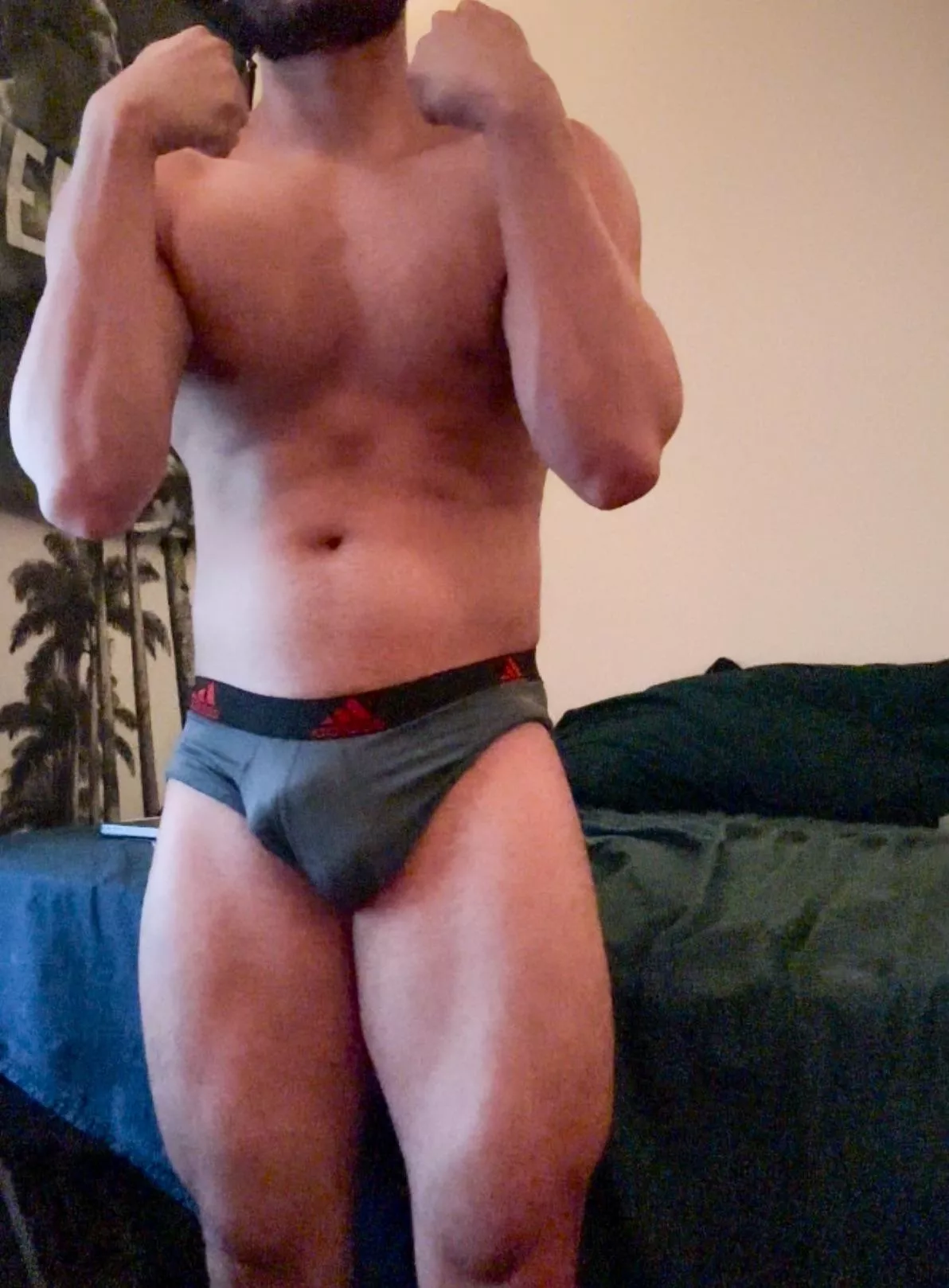 Come feel my bulge😈