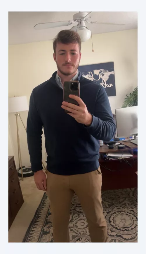 Definitely think this ‘fit is on point for a wine tasting 😂Cheers to the weekend, mates!