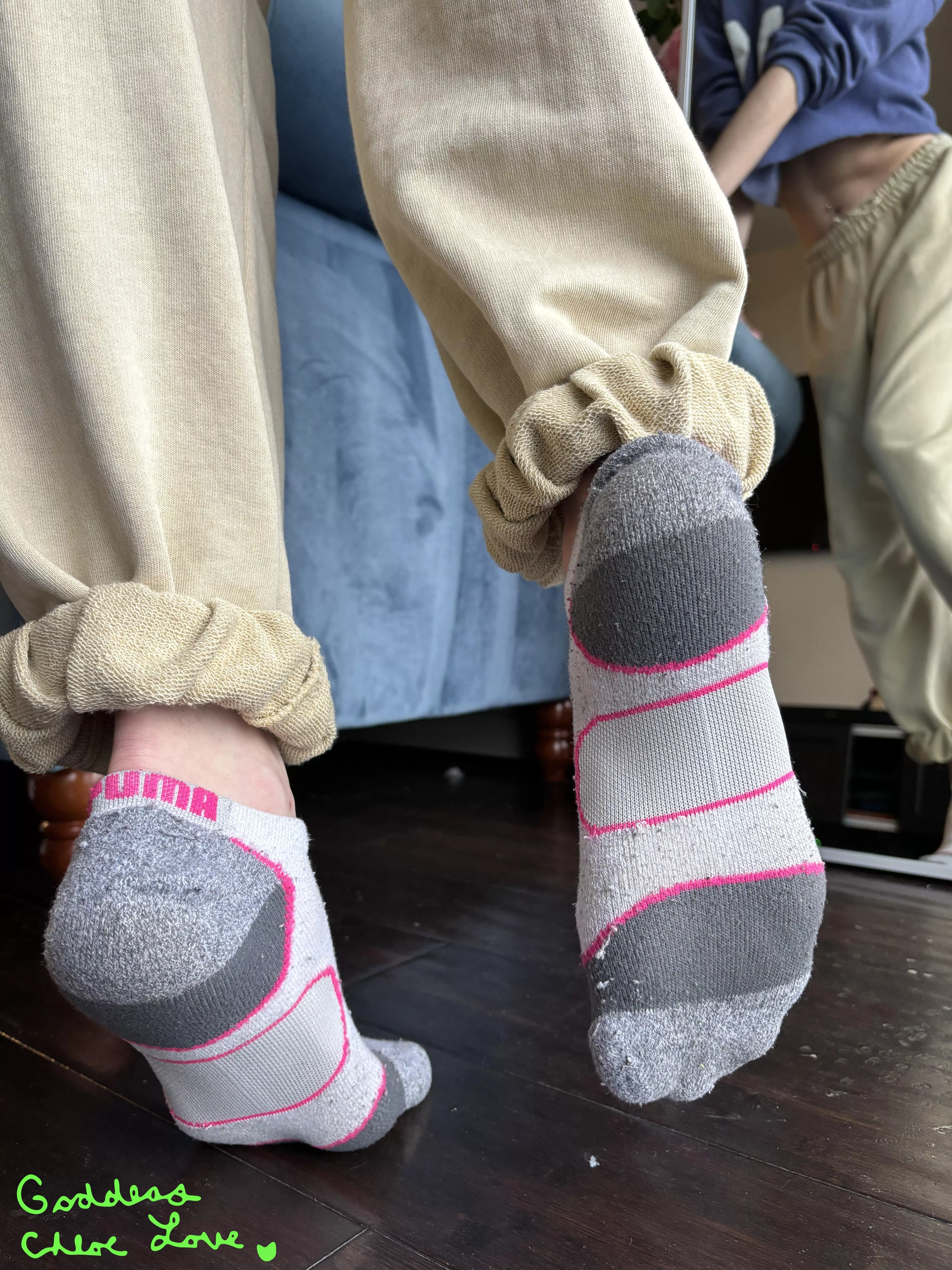 I love the pink details [F]