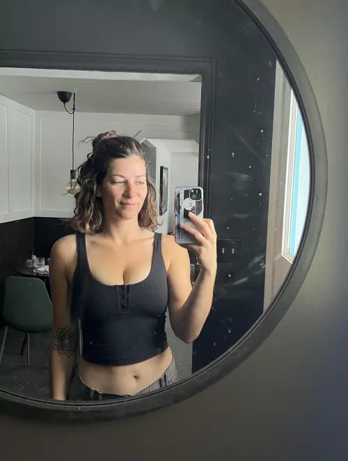 I should probably clean this mirror 🤷🏻‍♀️ [f]