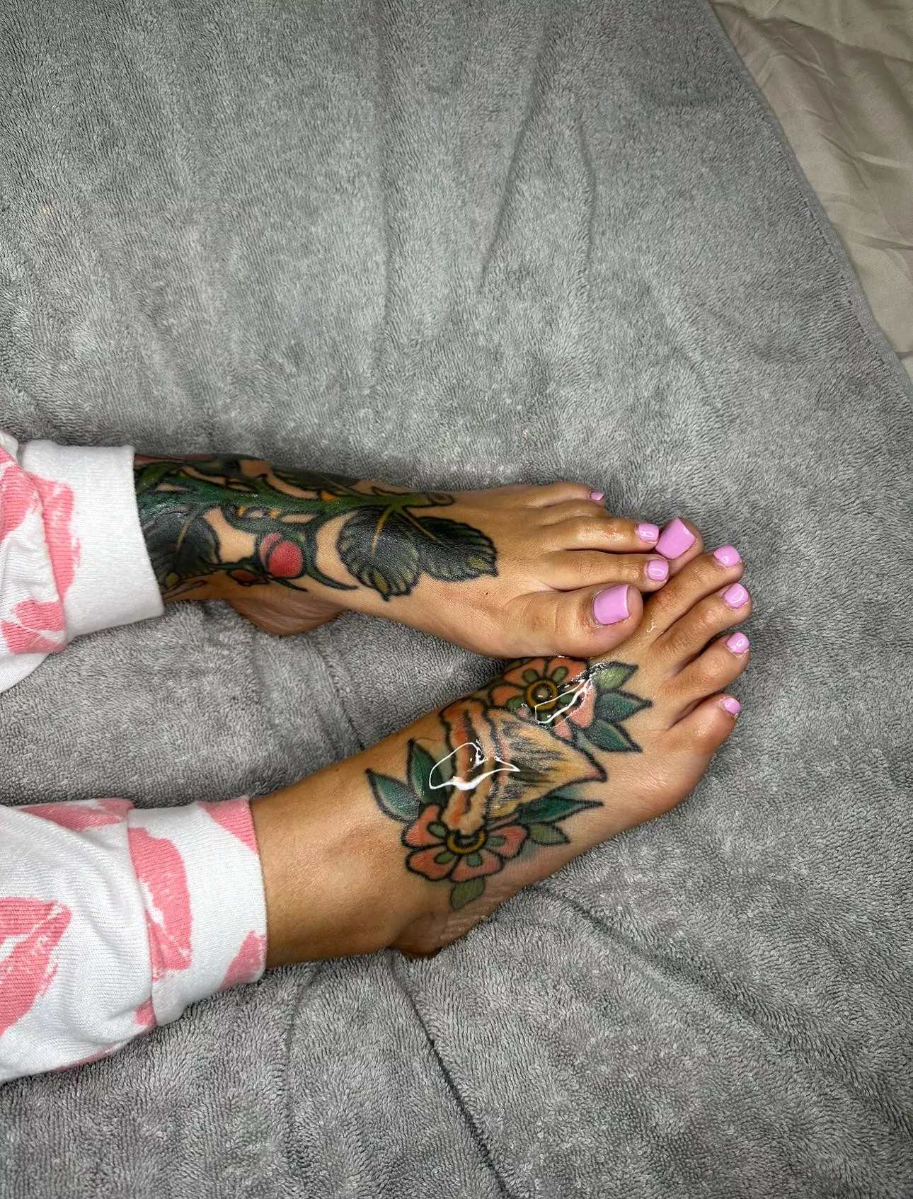 If you wanna pick which color my toes get fucked and cum on next , sub and message me 😋