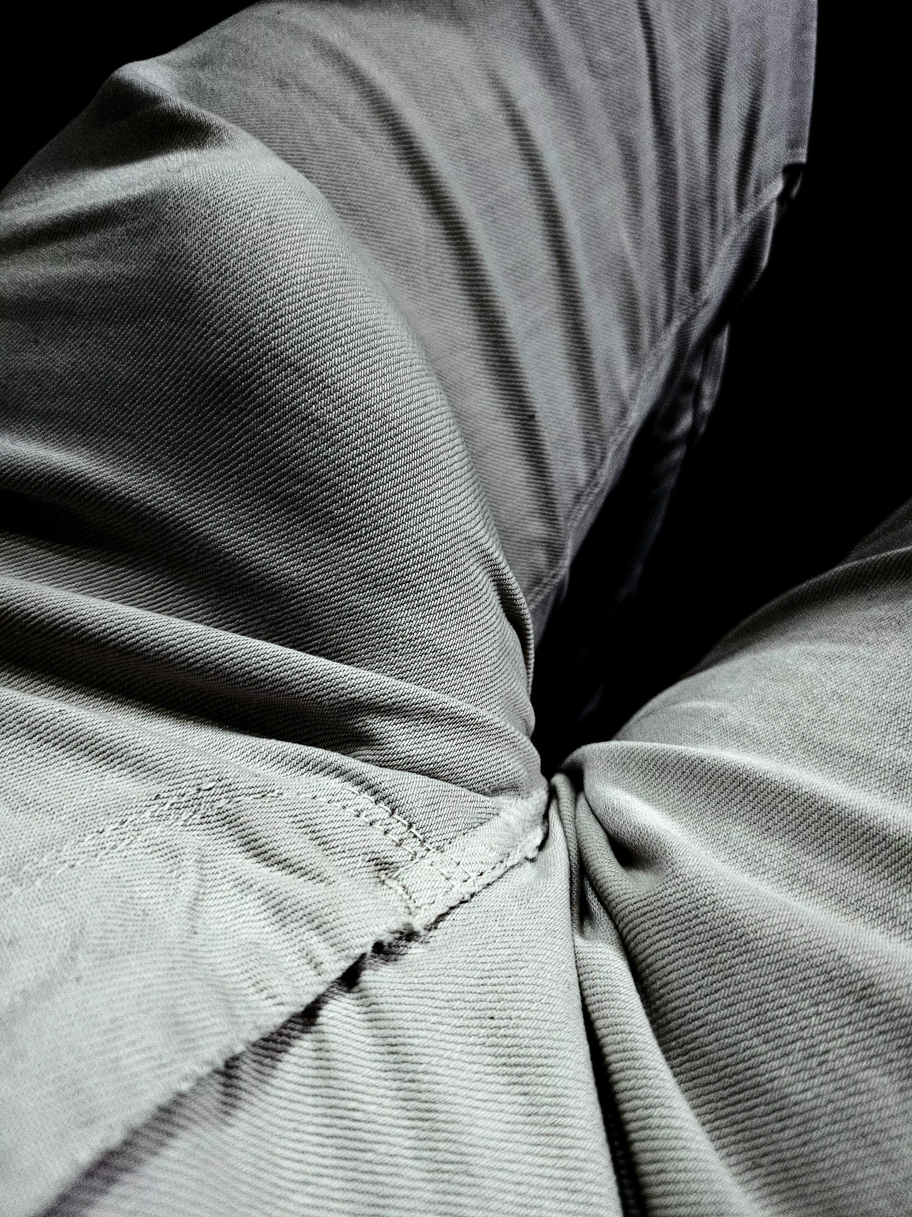 I'm sit down next to you in the subway and this is your view what do you do ?