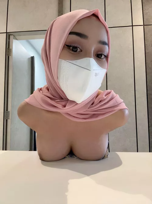 It's too heavy. Do you want to help me bear some of it?