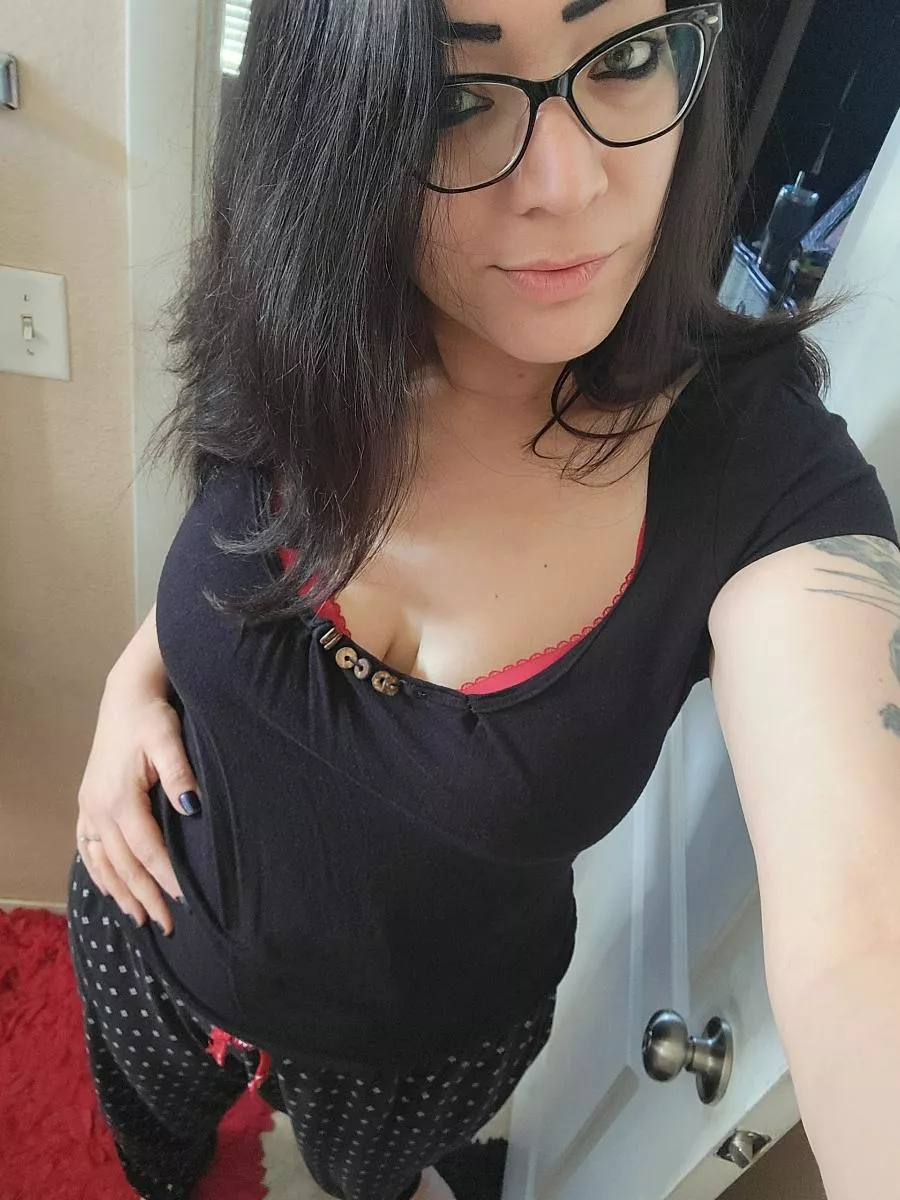 Sexy goth milf