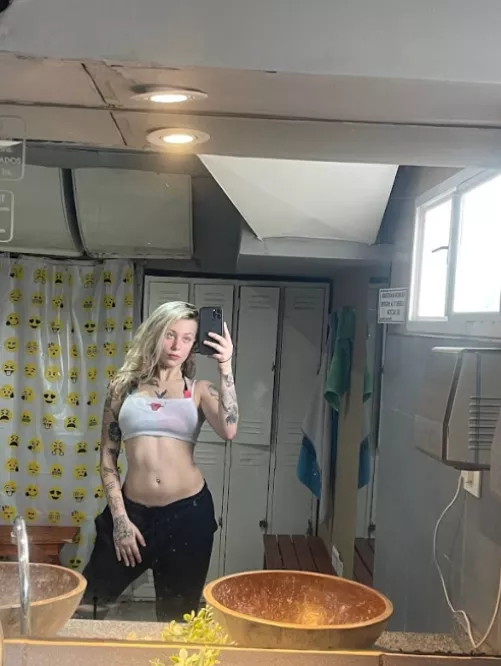 Some say that I look nicely in this top