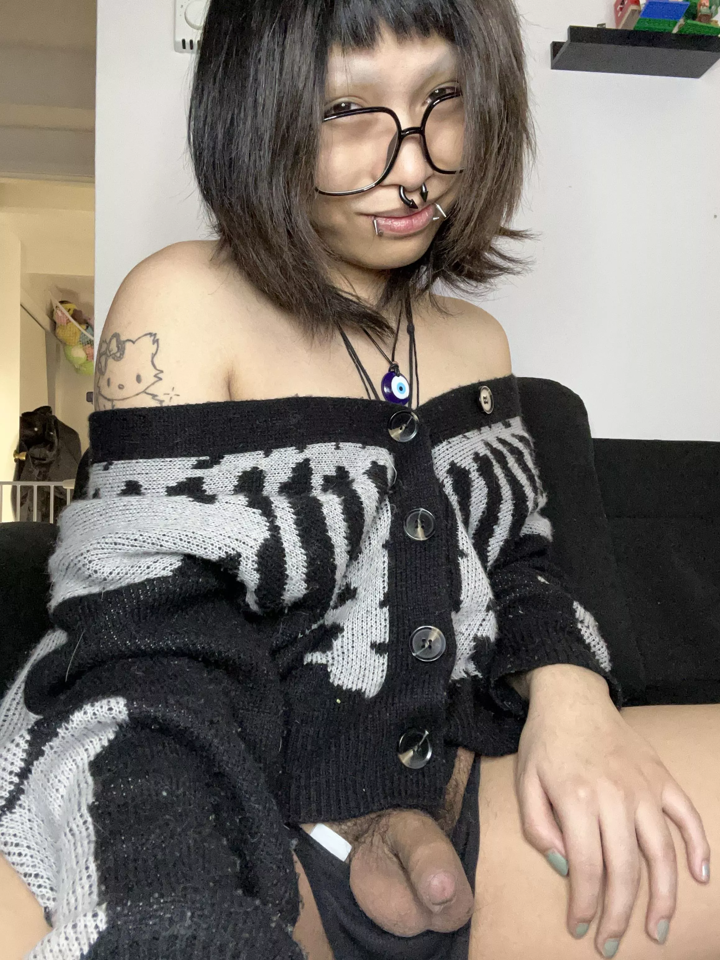 wanna watch an Asian trans girl get hard? :3