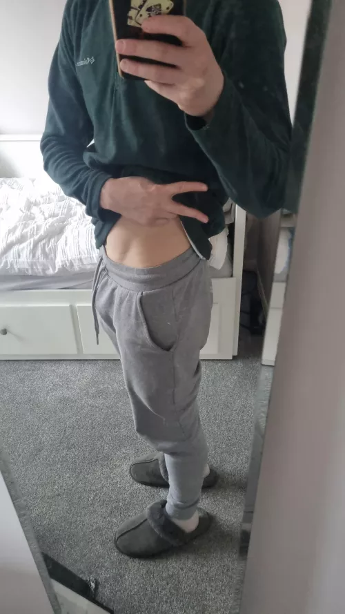 22 UK - I'm a straight guy bored af looking for a bottom to be friends with and get to know. Hmu if you're my age or younger - chldck86.