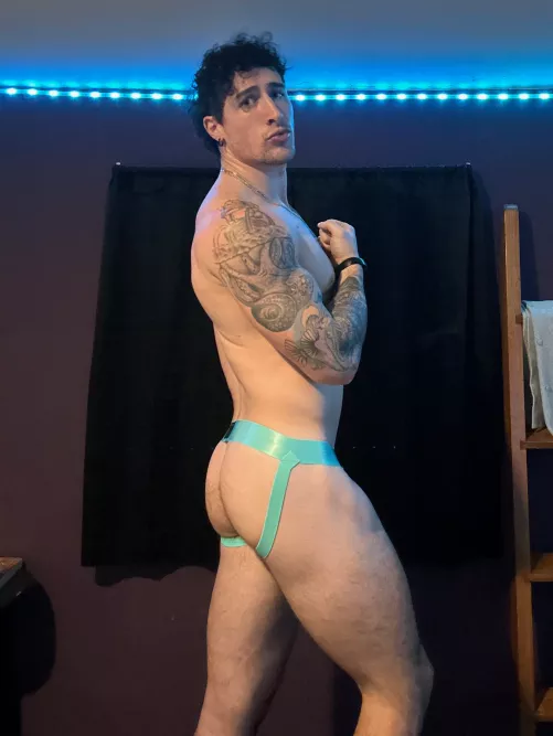 (28) Do you like this blue on me?