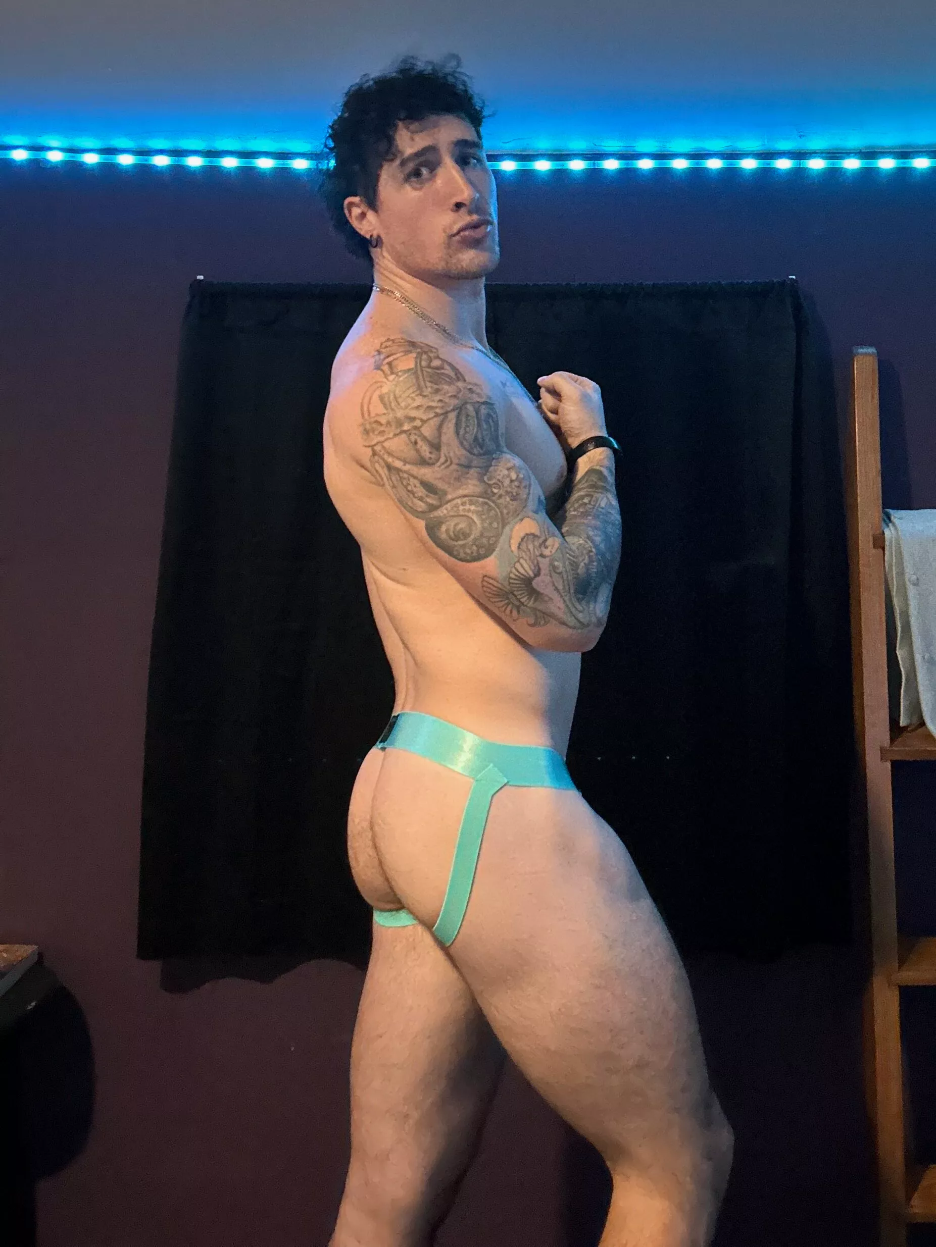 (28) Do you like this blue on me?