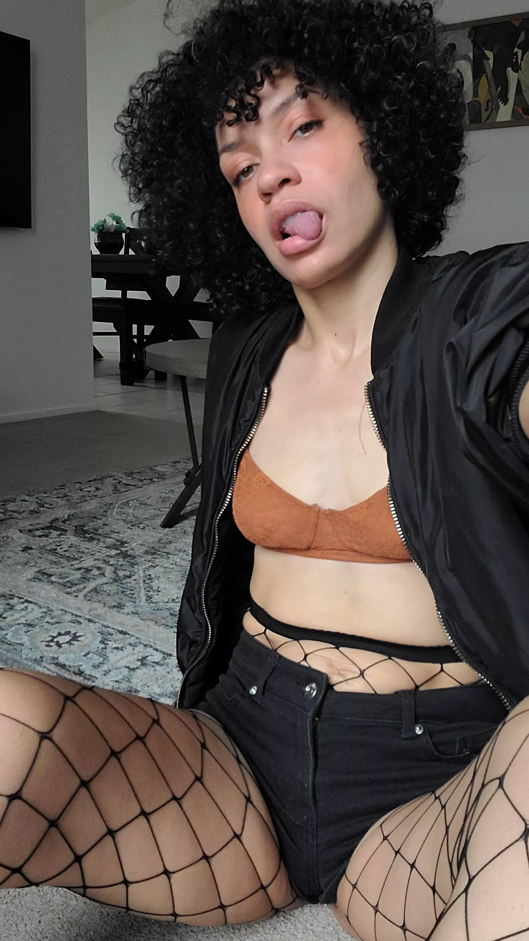 (31F) Tall, dark and hungry for something naughty.