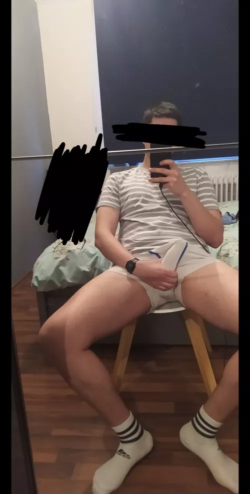 [32] looking for long term jerk off buddies >24 . Face +++ manly+++ sn: max_madmax2025