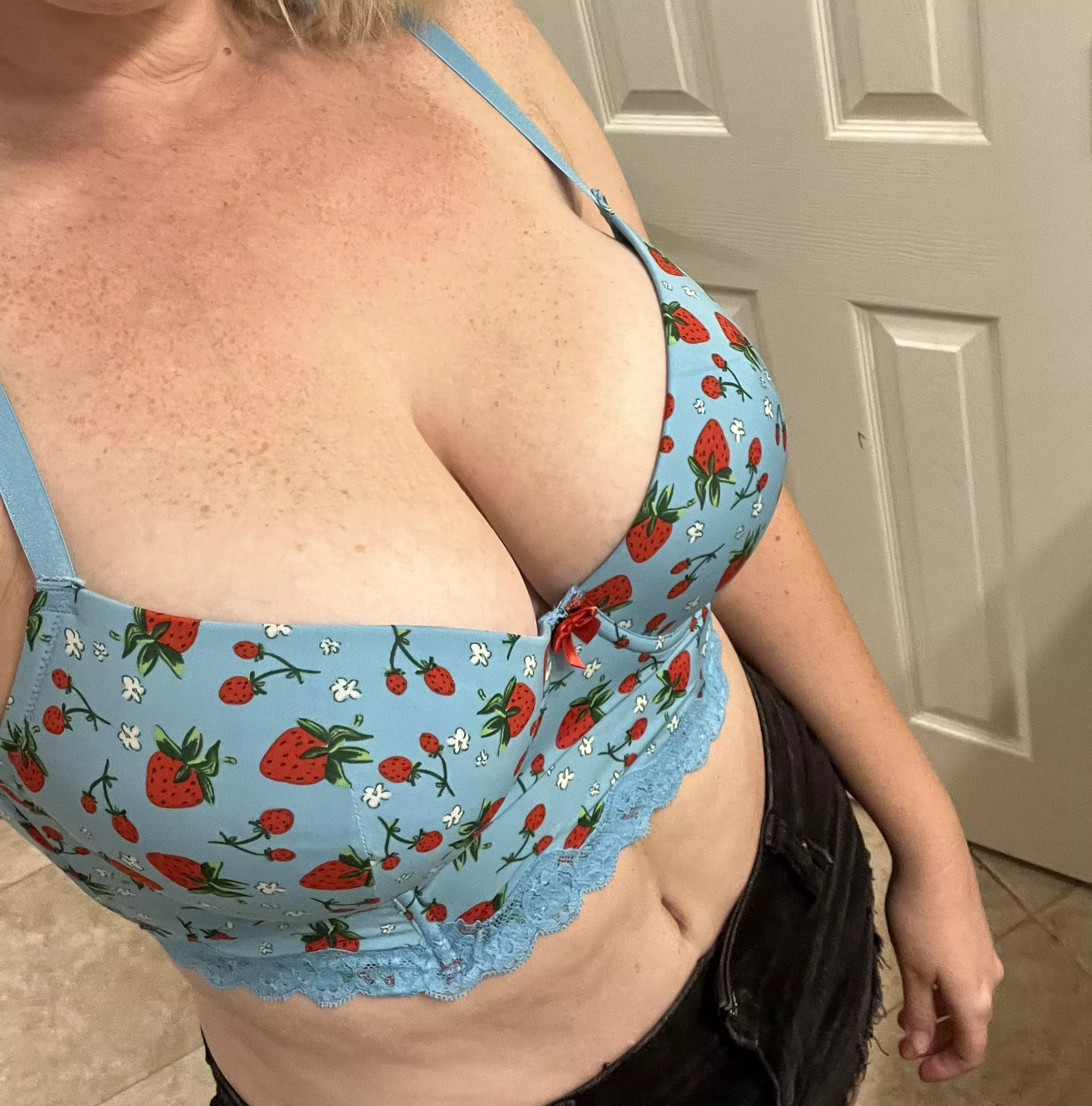 33F Hotwife in South Florida. Outfit for her play date today.