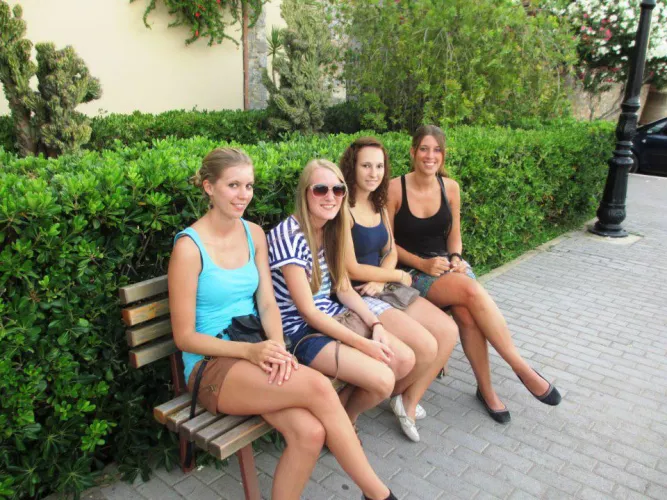 [4] Girls with Nice legs