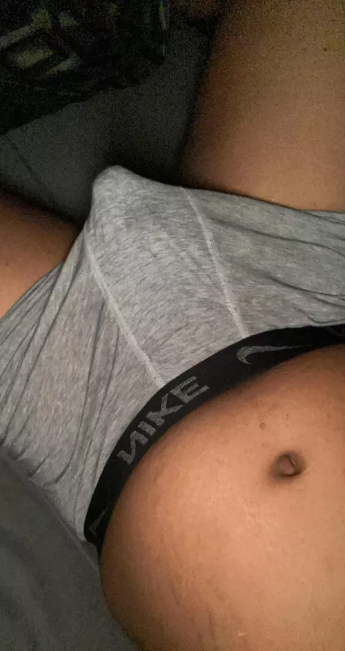 Any cute single guys want to chat? 25 here