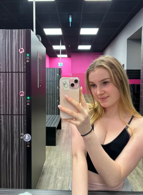 being ready to hit the gym.. who wanna do cardio with me?