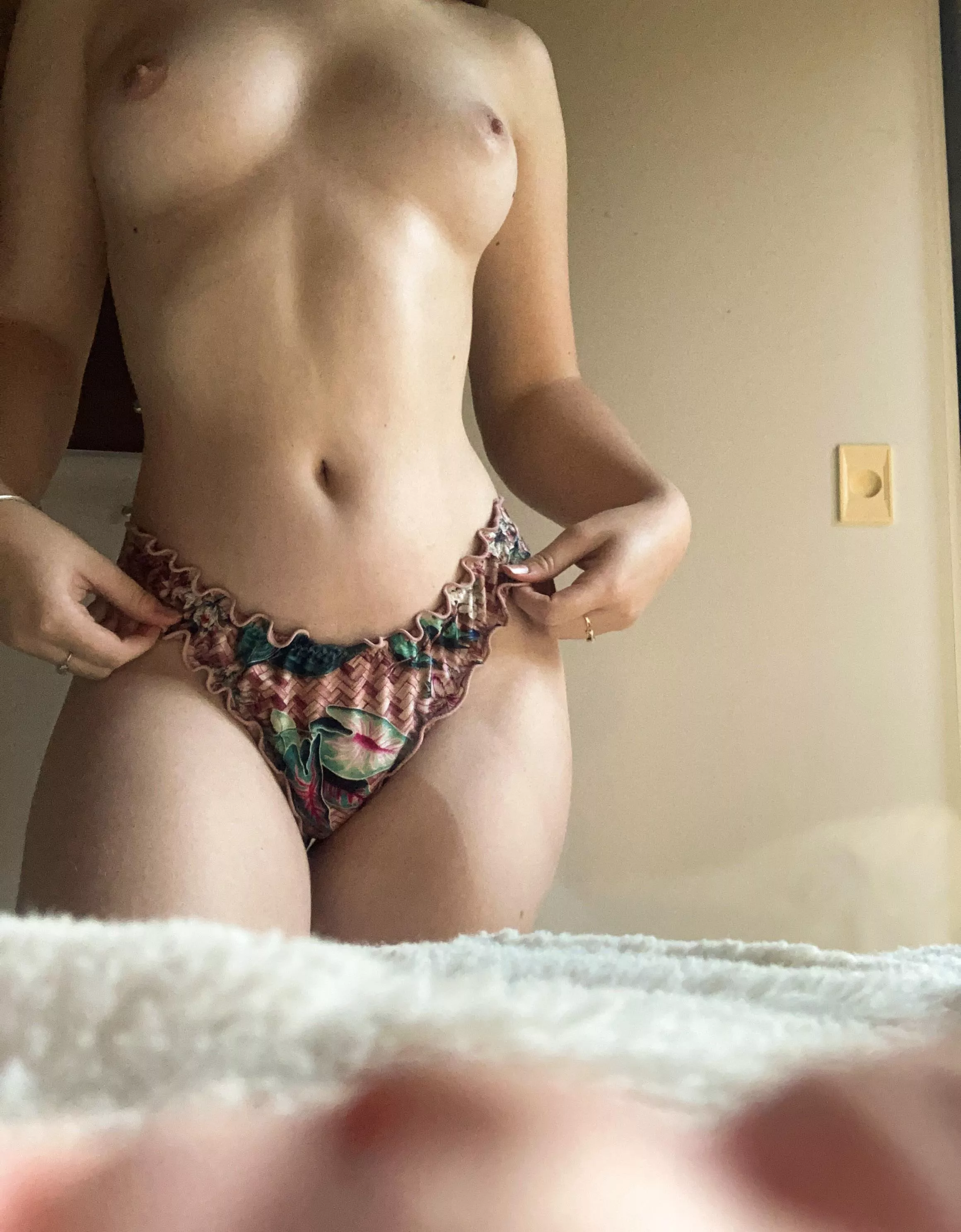 Flashing my DD’s before catching a flight😈😈