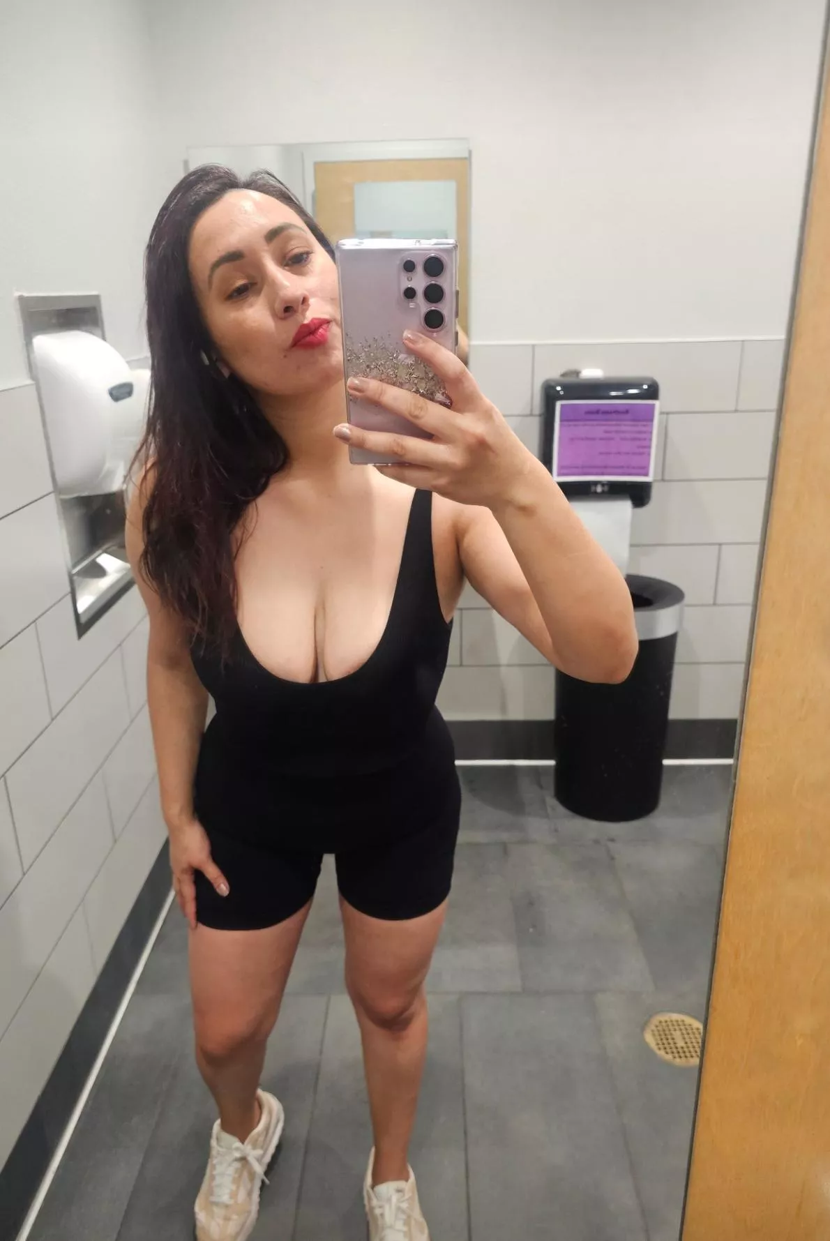 Guys seem to notice you at the gym more braless 🙈