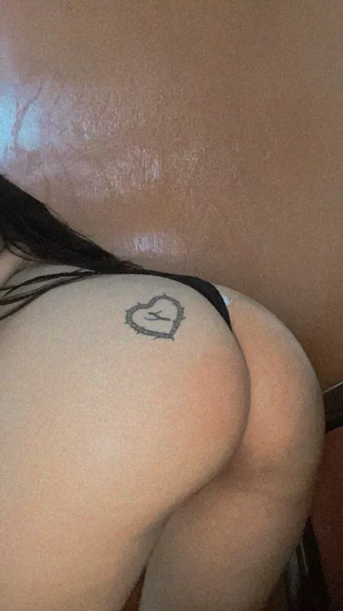 I have a small waist and a big ass for you🙈