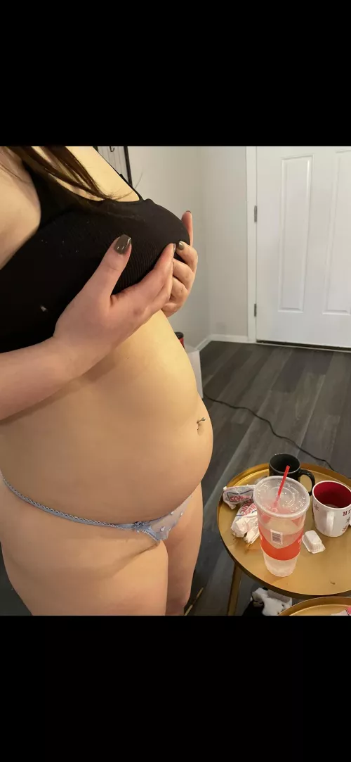 I love making my belly so big n round😍