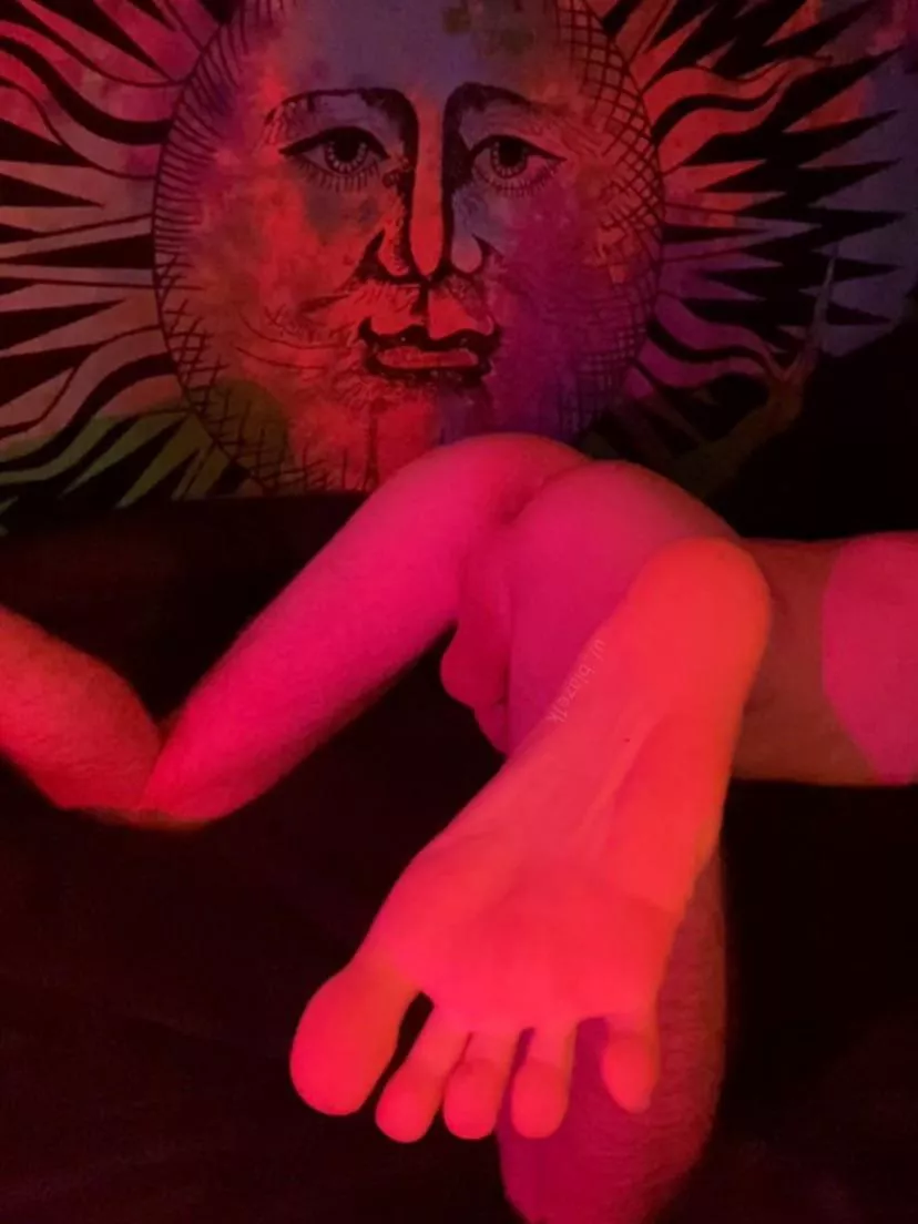 is it feet first or ass first? 😏