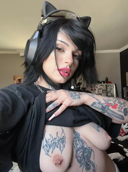 Just taking nudes for whoever wins this round in CoD