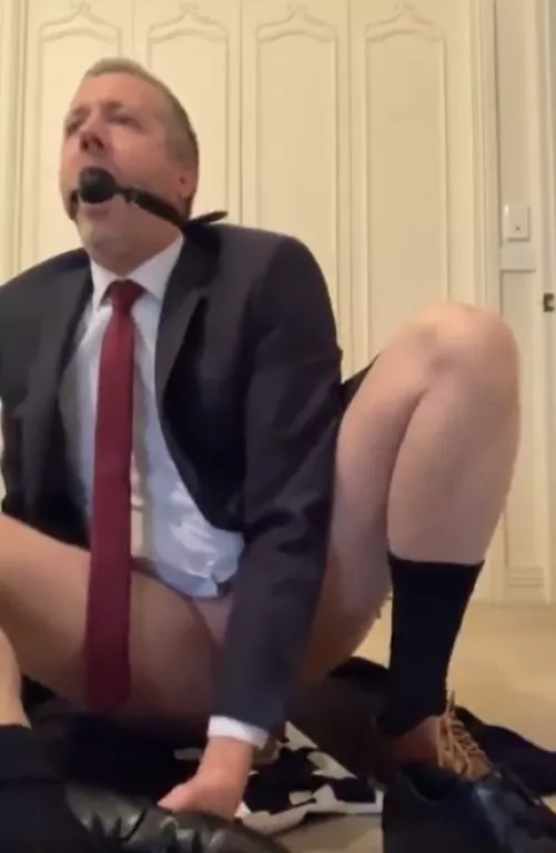 LOOKING FOR SUITED DADDY SLAVE