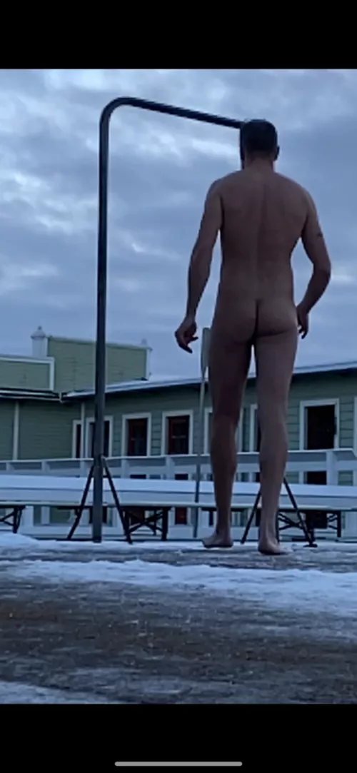 (M) Nude pull-ups in Scandinavia