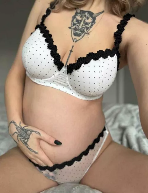 Pregnant women are still sexy