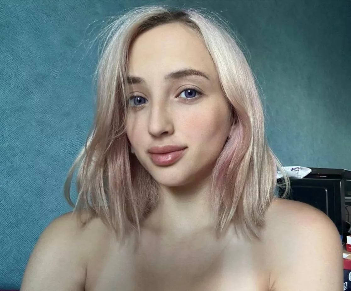 Say yes if you'd like more nudes from me!!