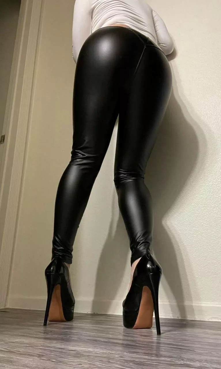 Shiny Black Ass🍑