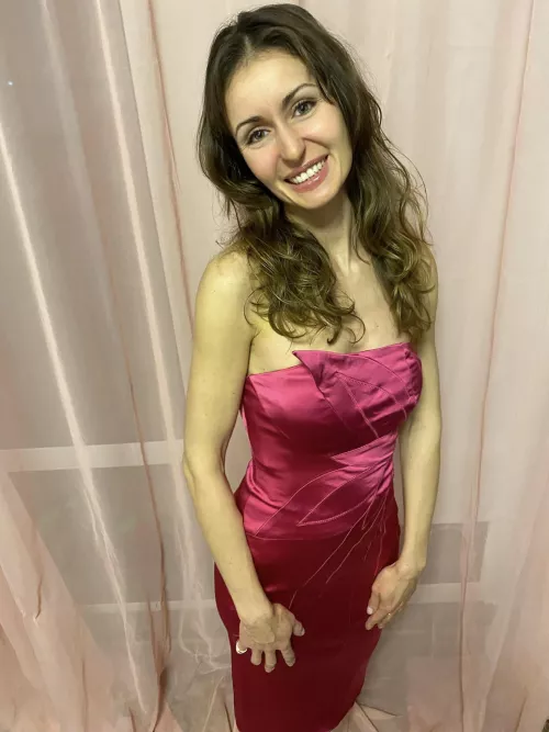 This dress is more than 10 years old, I hope it still suits me.