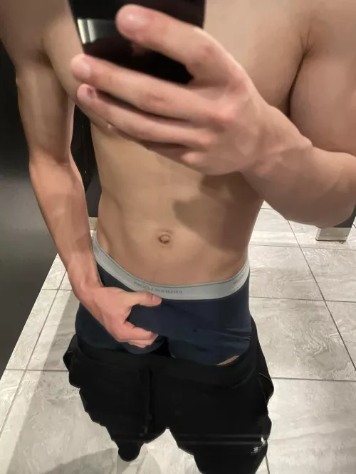 (20) after the our workout, u seem me grab my bulge in the locker room.