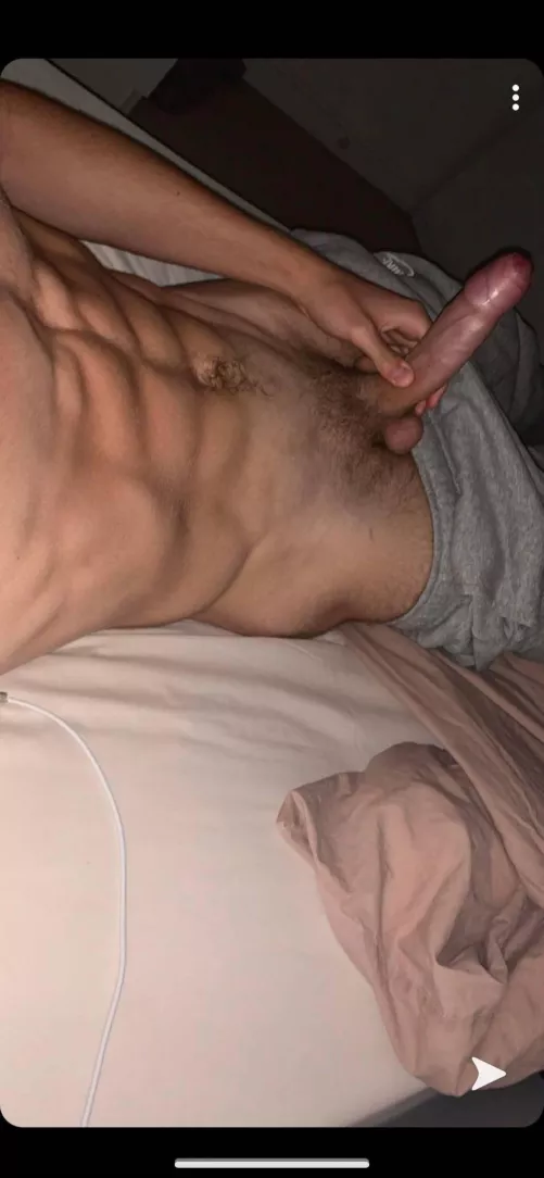 21 hmu hung and fit guys @officialerik.b