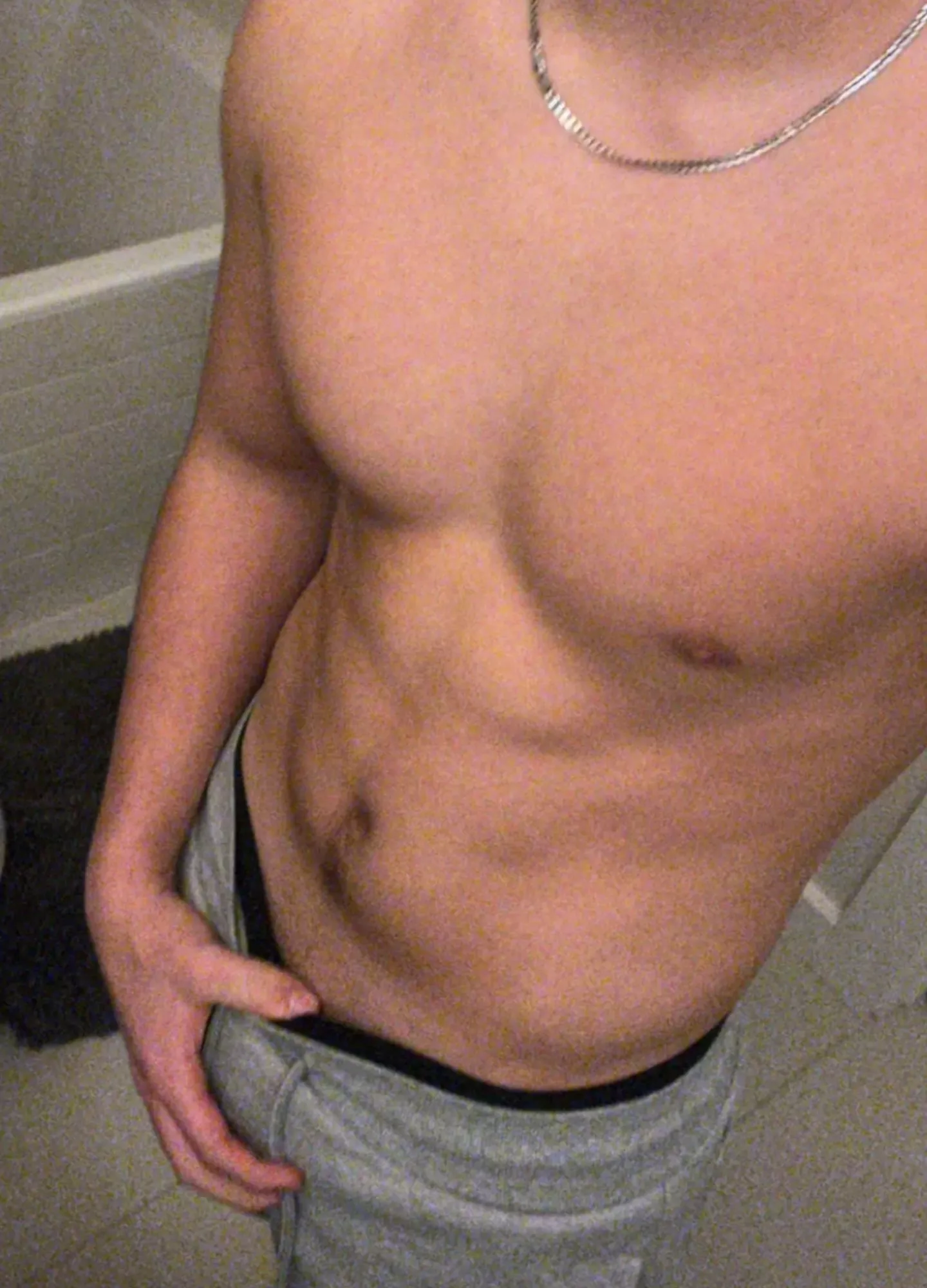 24 Any athletic or fit guys wanna snap with me?
